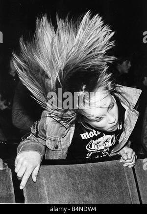 Fans de heavy metal le groupe rock Motorhead faire chaque moment compter lorsque leurs idoles sont sur scène en vivant jusqu'à leur titre de Headbangers et cognant leurs crânes en n'importe quoi dans la plage Avril 1981 Banque D'Images
