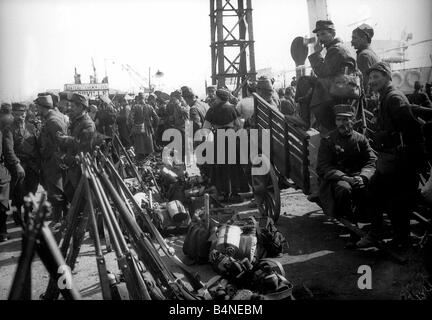 Soldats français de quitter Le Havre pour l'avant 7e septembre 1914 troupes françaises attendent d'embarquer au Havre pour renforcer les défenses alliées autour de Paris le 4 août les troupes allemandes envahissent la Belgique et ainsi le plan du comte von Schlieffen de mener une guerre sur deux fronts est entré en vigueur les troupes belges se sont battus courageusement contre l'armée allemande et infliger de lourdes pertes militaires allemands pourraient toutefois dépassé les humains et ainsi de la machine de guerre allemande était libre de mars à Paris comme renforts ces hommes ont été appelés à défendre la capitale et le 14 septembre, la première des Banque D'Images