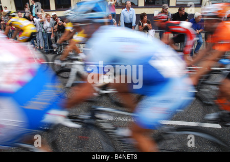 Les cyclistes passant dans l'ENECO Tour de Hollande 2008 Banque D'Images