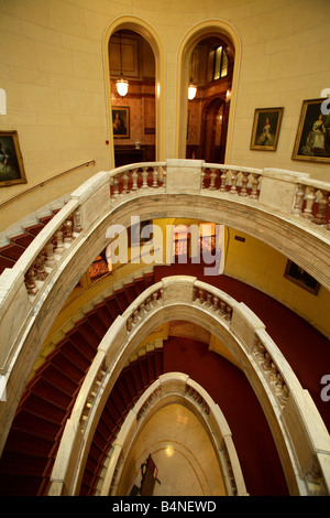 Le Royal Horseguards Hotel, Londres. Club libéral national, un Whitehall Place. Plus grand escalier autoportant en Europe Banque D'Images