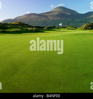 Royal County Down Golf Club Newcastle Irlande du Nord avec les montagnes de Mourne en arrière-plan Banque D'Images