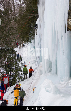 Au cours de l'escalade sur glace à Glace : Michigan Pictured Rocks National Lakeshore, dans la Péninsule Supérieure du Michigan Munising Banque D'Images