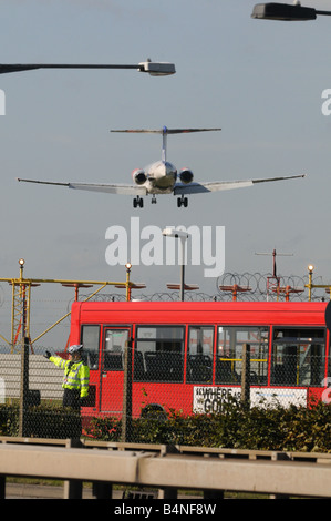 En venant de l'avion à atterrir à l'aéroport Heathrow de Londres Angleterre Royaume-Uni Grande-Bretagne Banque D'Images