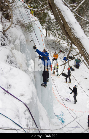 Au cours de l'escalade sur glace à Glace : Michigan Pictured Rocks National Lakeshore, dans la Péninsule Supérieure du Michigan Munising Banque D'Images