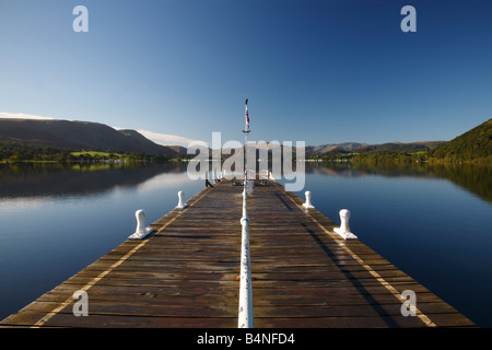 Pier s'étendant à l'horizon. Pooley Bridge Ullswater, Parc National de Lake District, Cumbria, Angleterre, Royaume-Uni. Banque D'Images