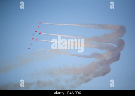 Les flèches rouges, l'élite de la Royal Air Force Flight display team, survolez la Great North Run. Banque D'Images