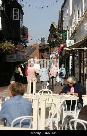 Ville de Carlisle, Angleterre. Consommateurs et aux touristes appréciant le déjeuner et rafraîchissements dans un restaurant de Fisher Street. Banque D'Images