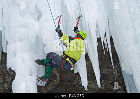 Au cours de l'escalade sur glace à Glace : Michigan Pictured Rocks National Lakeshore, dans la Péninsule Supérieure du Michigan Munising Banque D'Images