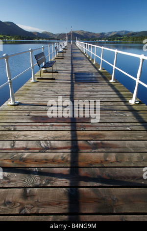 Pier s'étendant à l'horizon. Pooley Bridge Ullswater, Parc National de Lake District, Cumbria, Angleterre, Royaume-Uni. Banque D'Images