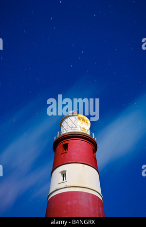 Happisburgh phare photographié la nuit pendant une longue exposition sur la côte de Norfolk Banque D'Images