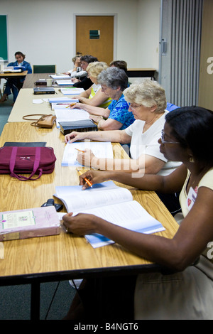 Les femmes à l'étude de la Bible dans l'église Banque D'Images