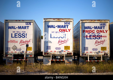 Remorques alignés pour la réparation à la boutique remorque Walmart à Bentonville, Arkansas, États-Unis d'Amérique Banque D'Images