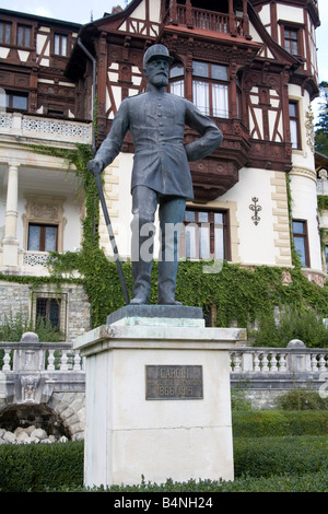 Sinaia Roumanie Transylvanie Septembre UE La statue du roi Carol 1 en face du magnifique Château de Peles Banque D'Images