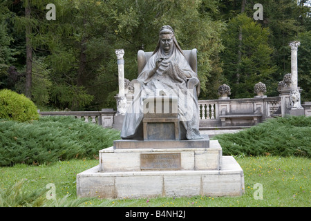 Sinaia Roumanie Transylvanie Septembre UE La statue de la Reine Elisabeta dans le parc du magnifique Château de Peles Banque D'Images