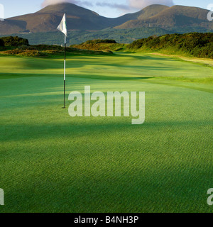 Royal County Down Golf Club Newcastle Irlande du Nord avec les montagnes de Mourne en arrière-plan Banque D'Images