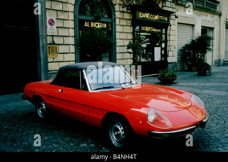 Alfa Romeo Spider rouge une voiture de sport garée dehors Al Bicerin café à Turin, en Italie. Banque D'Images