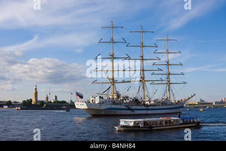 Le STS Mir est un trois mâts de navire à voile full rigged, enregistré à Saint-Pétersbourg, ancrée dans la rivière Neva Banque D'Images