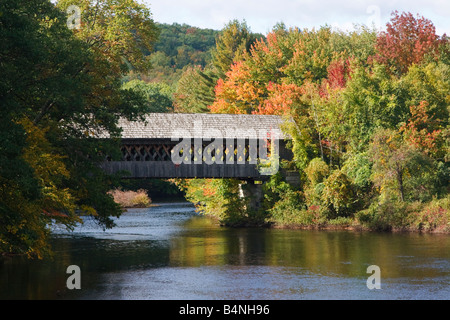 Un pont couvert en bois de l'autre côté de la rivière Contoocook à Henniker New Hampshire sur une après-midi d'automne Banque D'Images