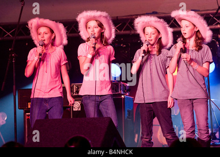 Festival de Musique Country Creetown groupe jeunes filles chanter sur scène dans le cadre de festival des arts Gaelforce Scotland UK Banque D'Images