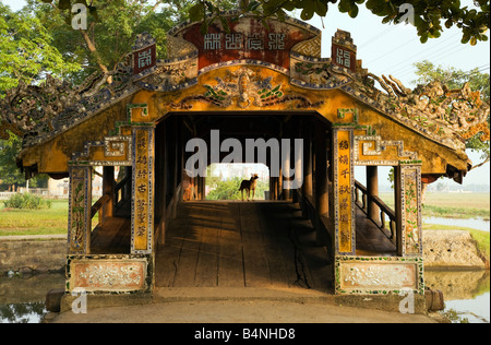 Pont couvert Thanh Toan ; Hue, Vietnam Banque D'Images