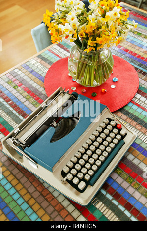 Vintage Blue Machine à écrire sur une table Banque D'Images