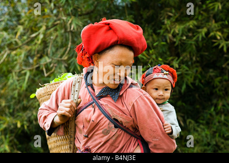 Zao rouge femme avec bébé (aka Dao rouge), le village lao Chai, SAPA, Vietnam Banque D'Images