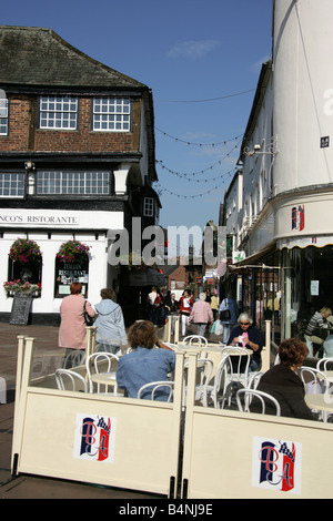 Ville de Carlisle, Angleterre. Consommateurs et aux touristes appréciant le déjeuner et rafraîchissements dans un restaurant de Fisher Street. Banque D'Images