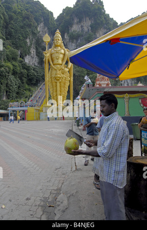 L'IDOLE DE SUBRAMANYA ÉNORME À L'entrée des grottes de Batu À KUALA LUMPUR, MALAISIE Banque D'Images