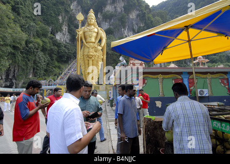 L'IDOLE DE SUBRAMANYA ÉNORME À L'entrée des grottes de Batu À KUALA LUMPUR, MALAISIE Banque D'Images