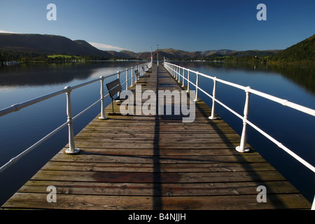 Pier s'étendant à l'horizon. Pooley Bridge Ullswater, Parc National de Lake District, Cumbria, Angleterre, Royaume-Uni. Banque D'Images