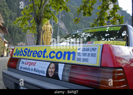 L'IDOLE DE SUBRAMANYA ÉNORME À L'entrée des grottes de Batu À KUALA LUMPUR, MALAISIE Banque D'Images