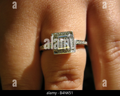 Une bague de fiançailles en diamants taille princesse Banque D'Images