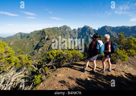 Les marcheurs sur Pico da Encumeada Madeira Banque D'Images