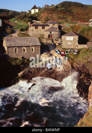 Forte mer briser dans le port de Chuch Cove, le lézard, Cornwall, UK Banque D'Images