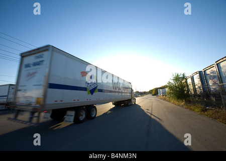 Un Walmart Stores Inc. camion quitte l'une des installations du géant de la vente au détail à Bentonville, Arkansas, États-Unis d'Amérique Banque D'Images