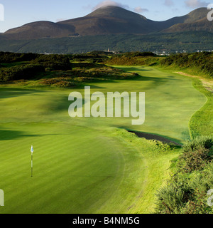 Royal County Down Golf Club Newcastle Irlande du Nord avec les montagnes de Mourne en arrière-plan Banque D'Images