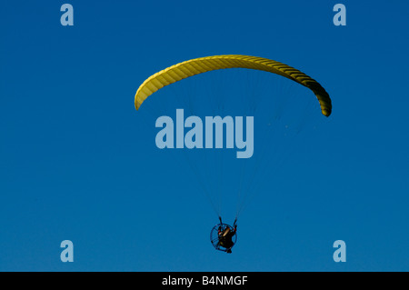 L'homme volant dans un cerf-volant au gaz. Banque D'Images