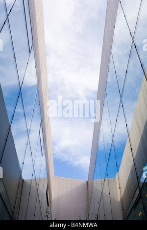 Un moderne et un minimum de construction des murs de verre. Banque D'Images