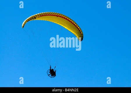 L'homme volant dans un cerf-volant au gaz. Banque D'Images