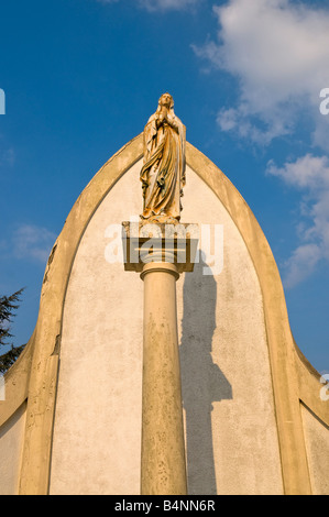 Statue religieuse Vierge Marie route, Pleumartin, Vienne, France. Banque D'Images