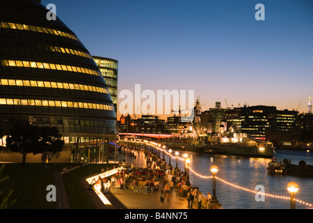 Rive Sud Thames Path au crépuscule avec nouvel Hôtel de Ville et le HMS Belfast vue de Tower Bridge London UK Banque D'Images