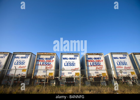 Remorques alignés pour la réparation à la boutique remorque Walmart à Bentonville, Arkansas, États-Unis d'Amérique Banque D'Images