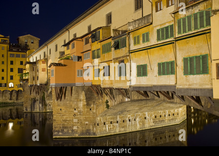 Le Ponte Vecchio, pont médiéval sur la rivière Arno, à Florence, en Italie. Banque D'Images