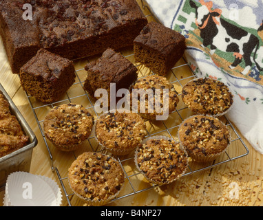 Maison cuites au four gâteau de gingembre et petits pains complets Banque D'Images