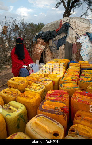 Les contenants d'eau sont en attente pour le remplissage dans un camp de réfugiés à Hargeisa, Somaliland, en Somalie Banque D'Images