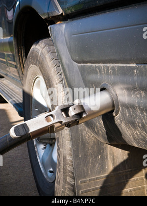 4x4 véhicule étant rempli de gaz sous pression UK Banque D'Images