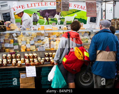Vente de fromages sur un décrochage du marché anglais dans le Yorkshire, UK Banque D'Images