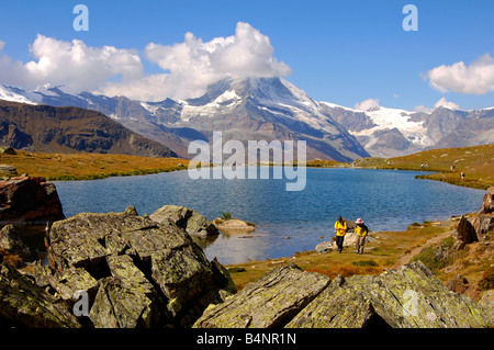 Les randonneurs au lac Stellisee près de Zermatt, Mont Cervin en arrière-plan, Zermatt, Valais, Suisse Banque D'Images
