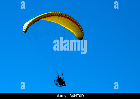 L'homme volant dans un cerf-volant au gaz. Banque D'Images