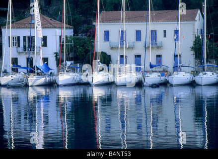 Location de bateaux dans le port de Kioni Ithaca Banque D'Images